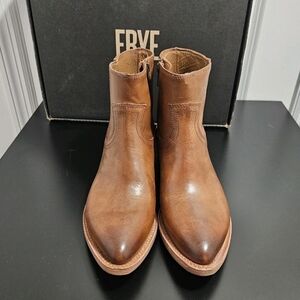 NIB Women's Frye Billy Inside Zip Booties in Caramel Size 7.5M